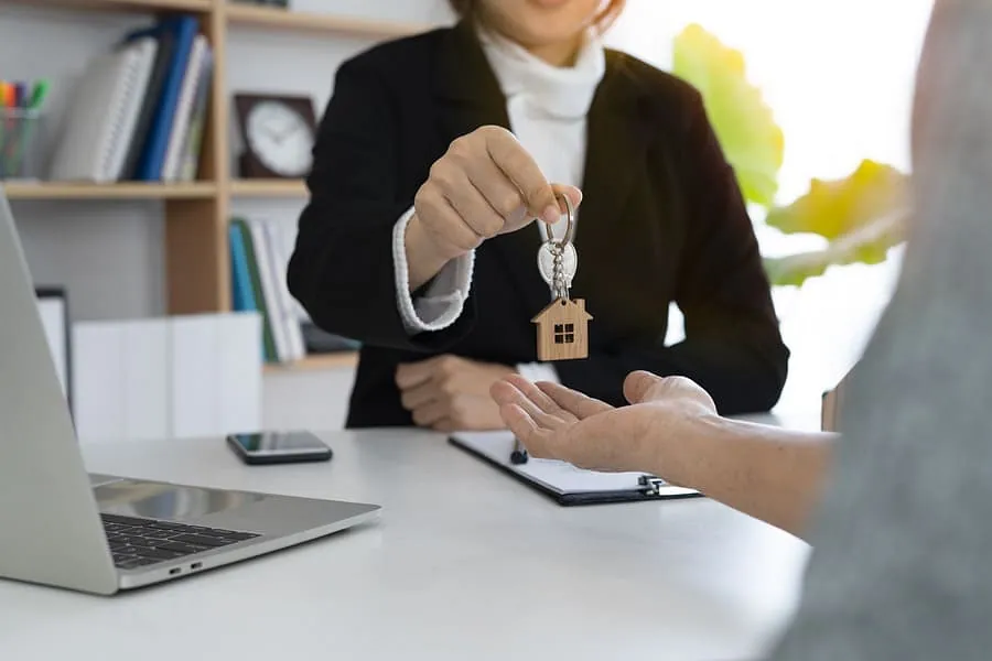 Persona recibiendo llaves de vivienda